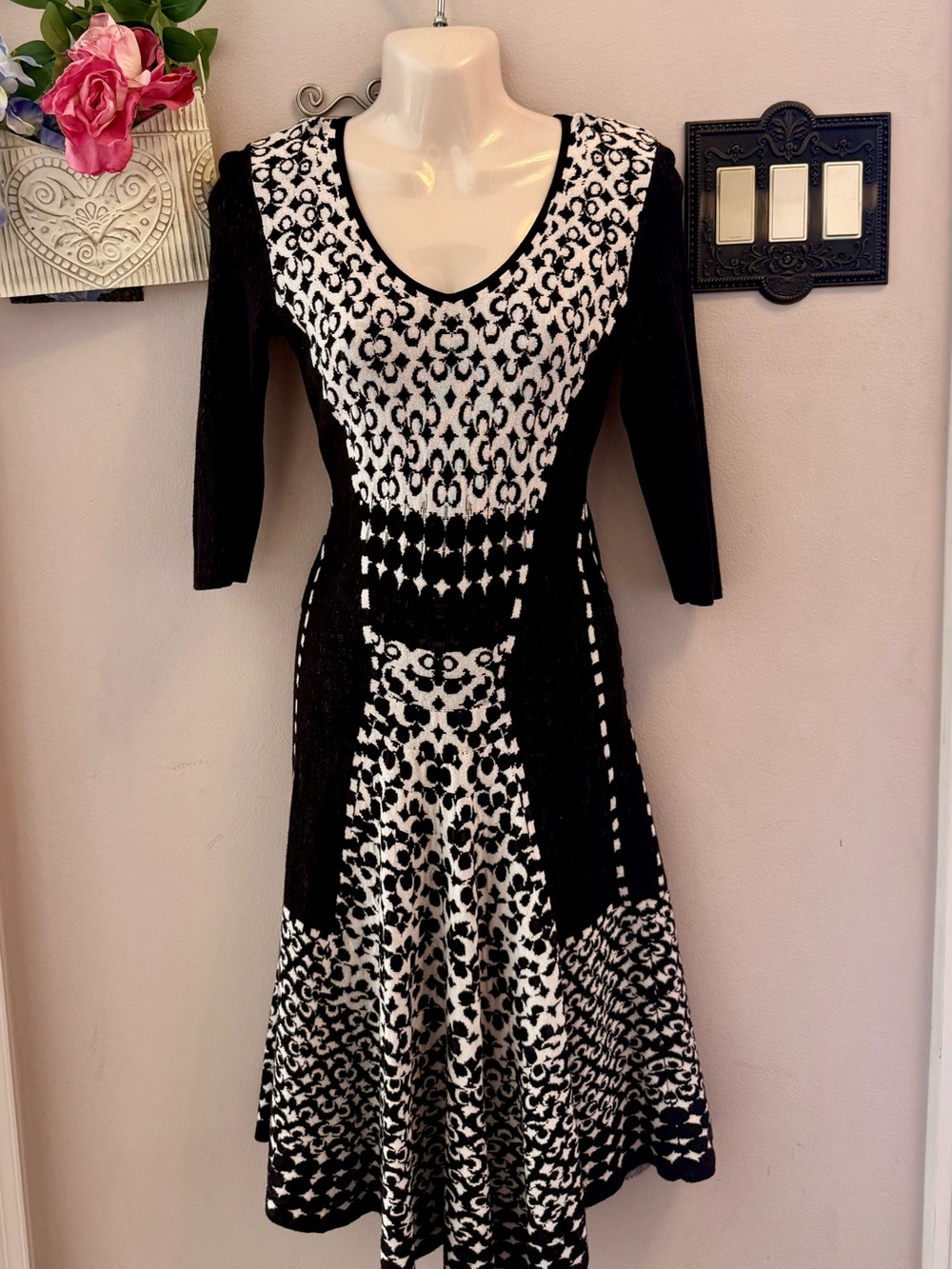 NIC+ZOE Black and White Knit Fit-and-Flare Sweater V-Neck Dress-Women’s XS